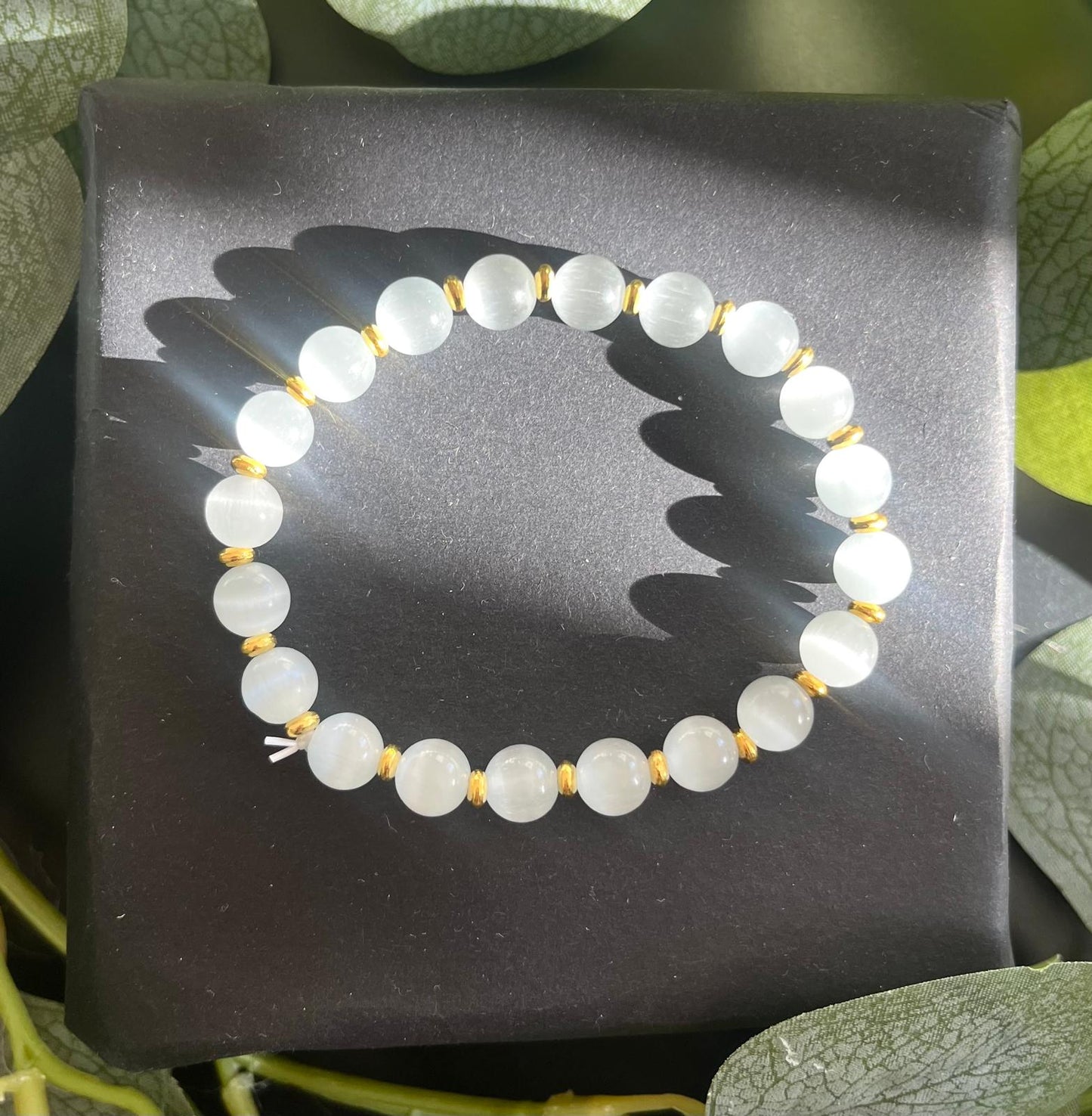 Mondstein Armband mit goldenen Elementen